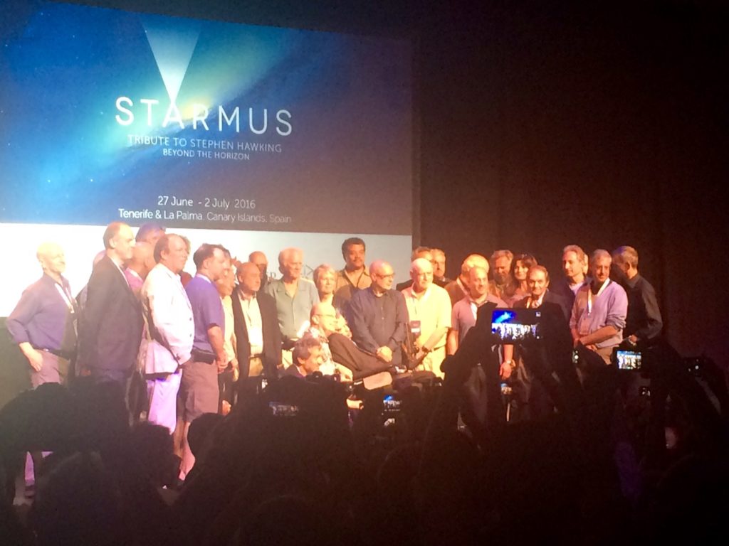 Foto de familia en la clausura del Starmus Festival 2016 con los protagonistas sobre el escenario. 